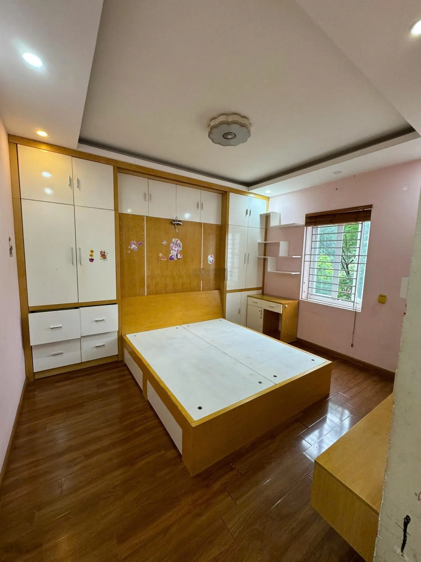 Bán nhà Chung cư Chùa Láng, Đống Đa, Lô góc 67m2, 2 thoáng, 2 ngủ, hơn 4 tỷ.