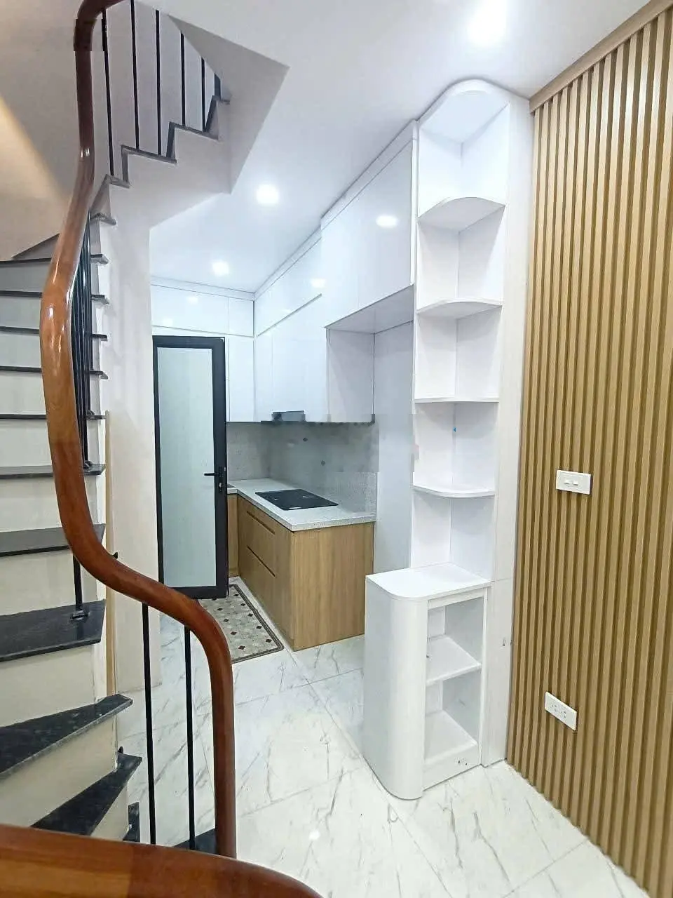 Chợ Khâm Thiên, Đống Đa. DT 28/30m2 x 4 tầng, MT 3m, giá 4,98 tỷ.