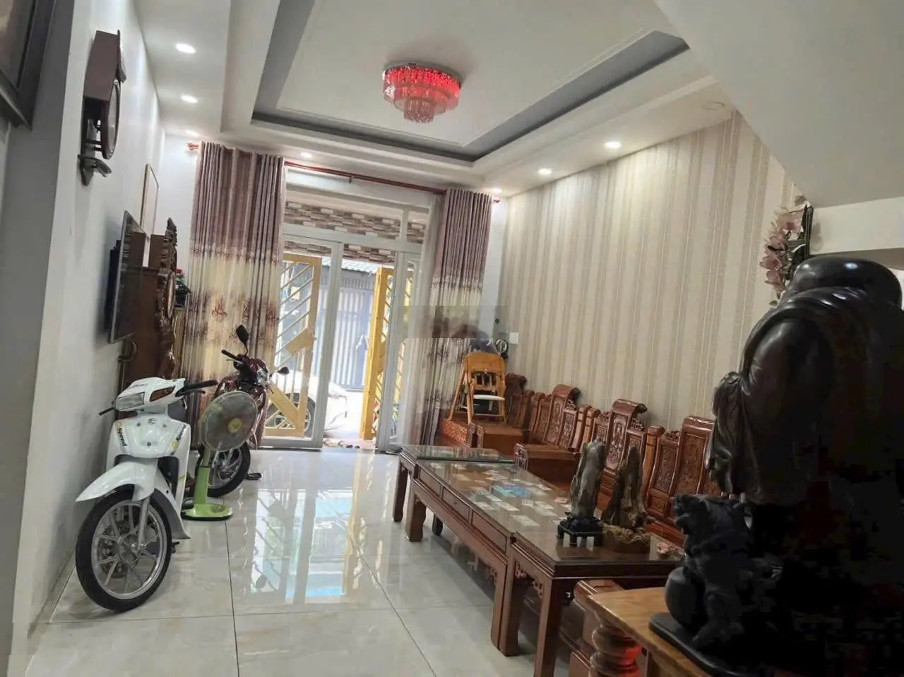 Bán nhà đẹp, nội thất cao cấp và kiến trúc hiên đại thoáng. đường trước nhà 10m
