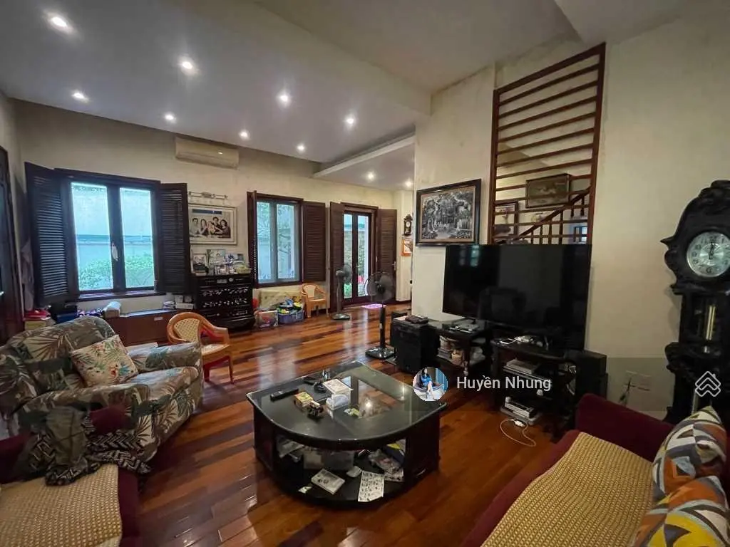 Biệt thự Việt Hưng, đẹp, ở thích, 186m2*4tầng, hơn 30 tỷ, chủ thiện chí bán. kinh doanh sầm uất