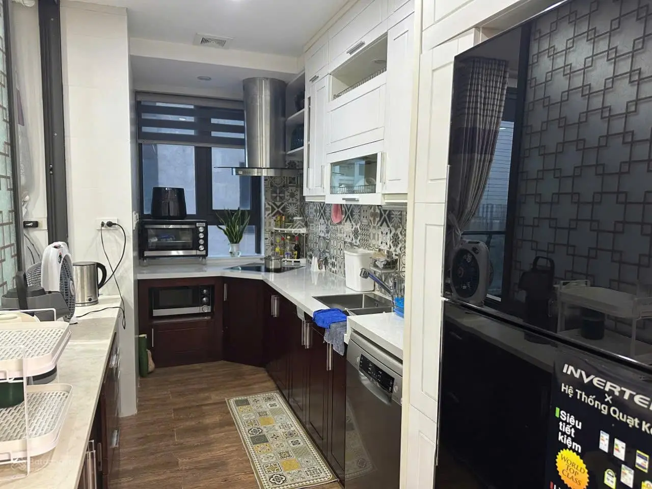 Chính chủ bán căn 2PN 96m2 tại Golden Land tòa C ban công ĐN full đồ tầng trung, sổ đỏ, giá 5.7.tỷ