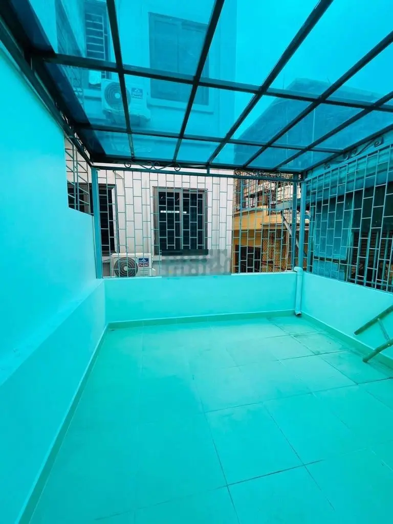 Cần bán nhà phố Khúc Thừa Dụ 42m2, 5T, full nội thất, gần phố, giá tốt