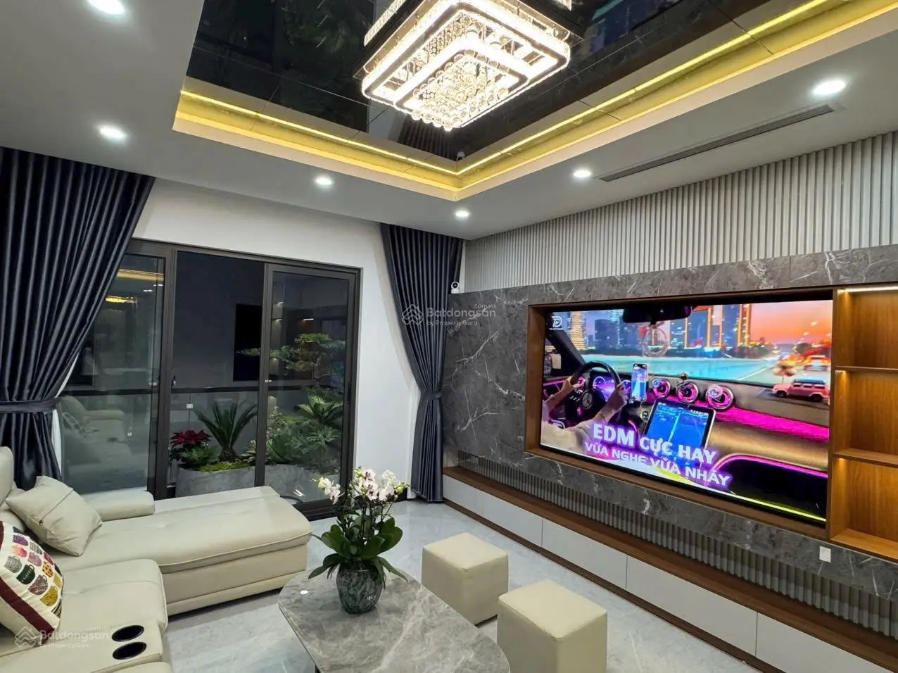 Chính chủ bán nhà đẹp fun nội thất cầu thang máy phố trạm long biên hà nội 60m2