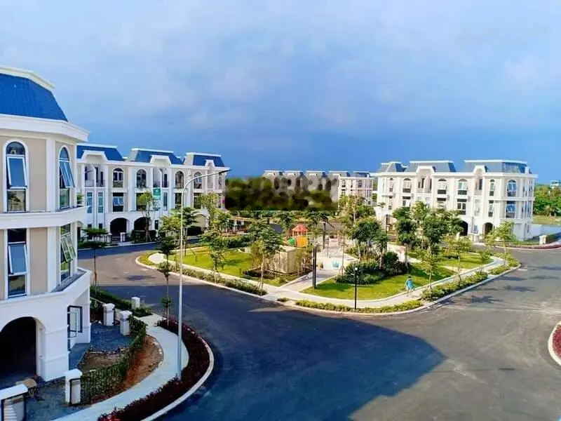 Bán nhà 1trệt 2lầu trung tâm bến lức 2tỷ970 sổ hồng trao tay diện tích 150m2