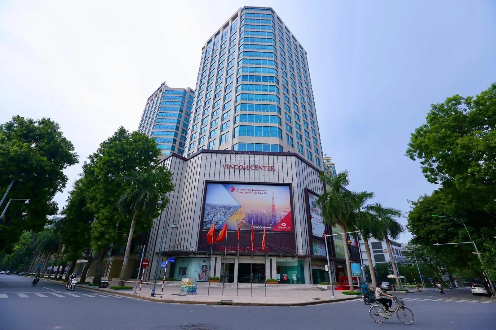 Cần bán nhà mặt Phố Huế, Hai Bà Trưng. DT sổ 160m2 x MT 8,2m. Vị trí nhà rất đẹp - Gần Phố Hàng Bài