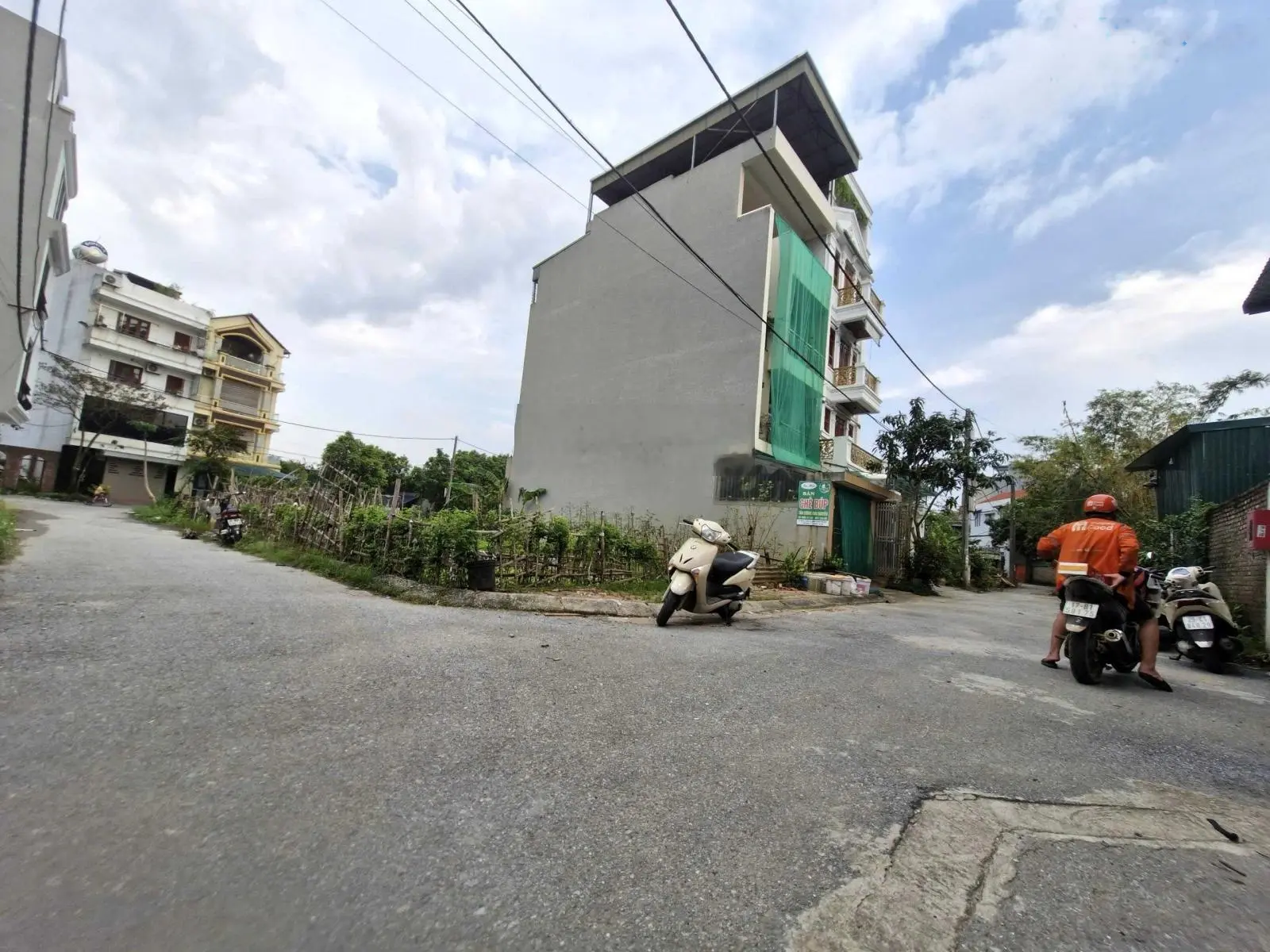 Bán đất Thạch Bàn, Nguyễn Văn Linh, 80m2, MT 5.3m, giá 9.8 tỷ, phân lô, ô tô tránh, chờ mở đường