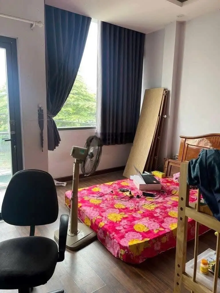 Bán nhà mặt tiền đường oto 8m ngay vòng xoay Phú Hữu. DT 53m2, 3 tầng, 3pn Oto ngủ nhà. Giá 4,5 tỷ