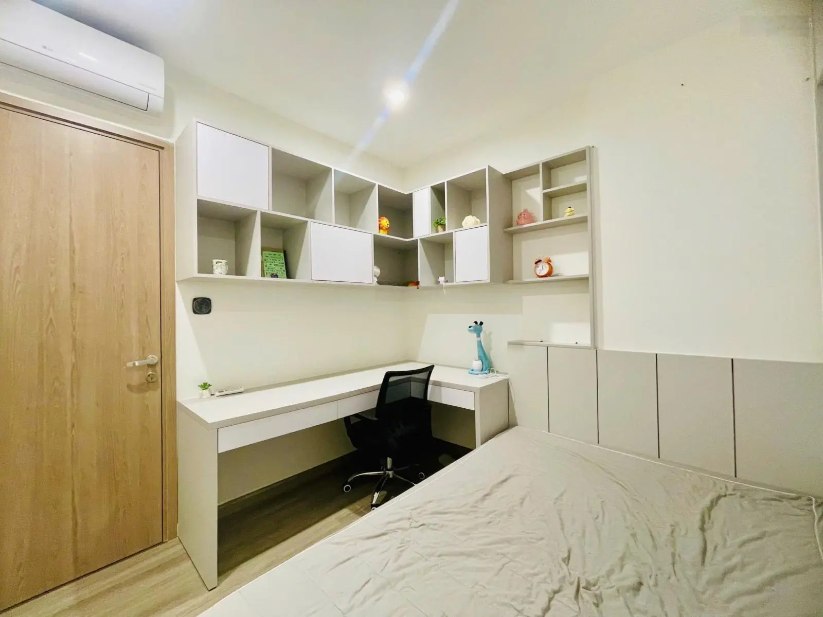 Chỉ 2tỷ85 căn 2 phòng ngủ full nội thất Beverly Solari Vinhomes Quận 9