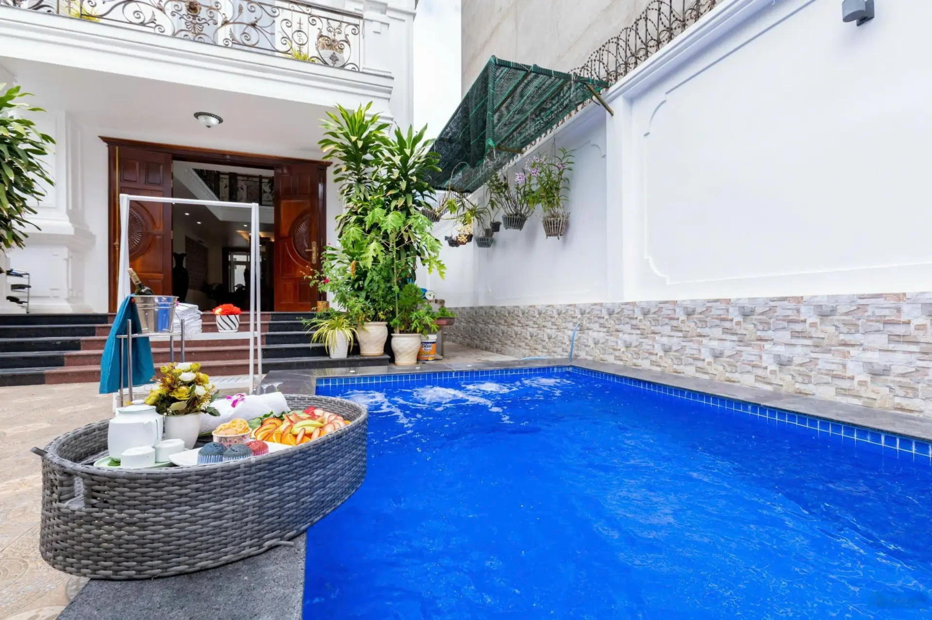 Biệt thự 1 trệt 2 lầu mới gần biển khu Á Châu, đầy đủ nội thất, đang cho thuê 50tr/tháng