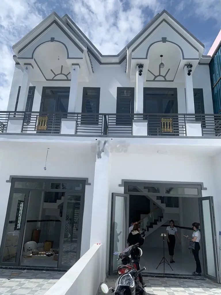 Bán nhà mới 990 triệu, sổ riêng sau cây xăng thạnh phú 350m,