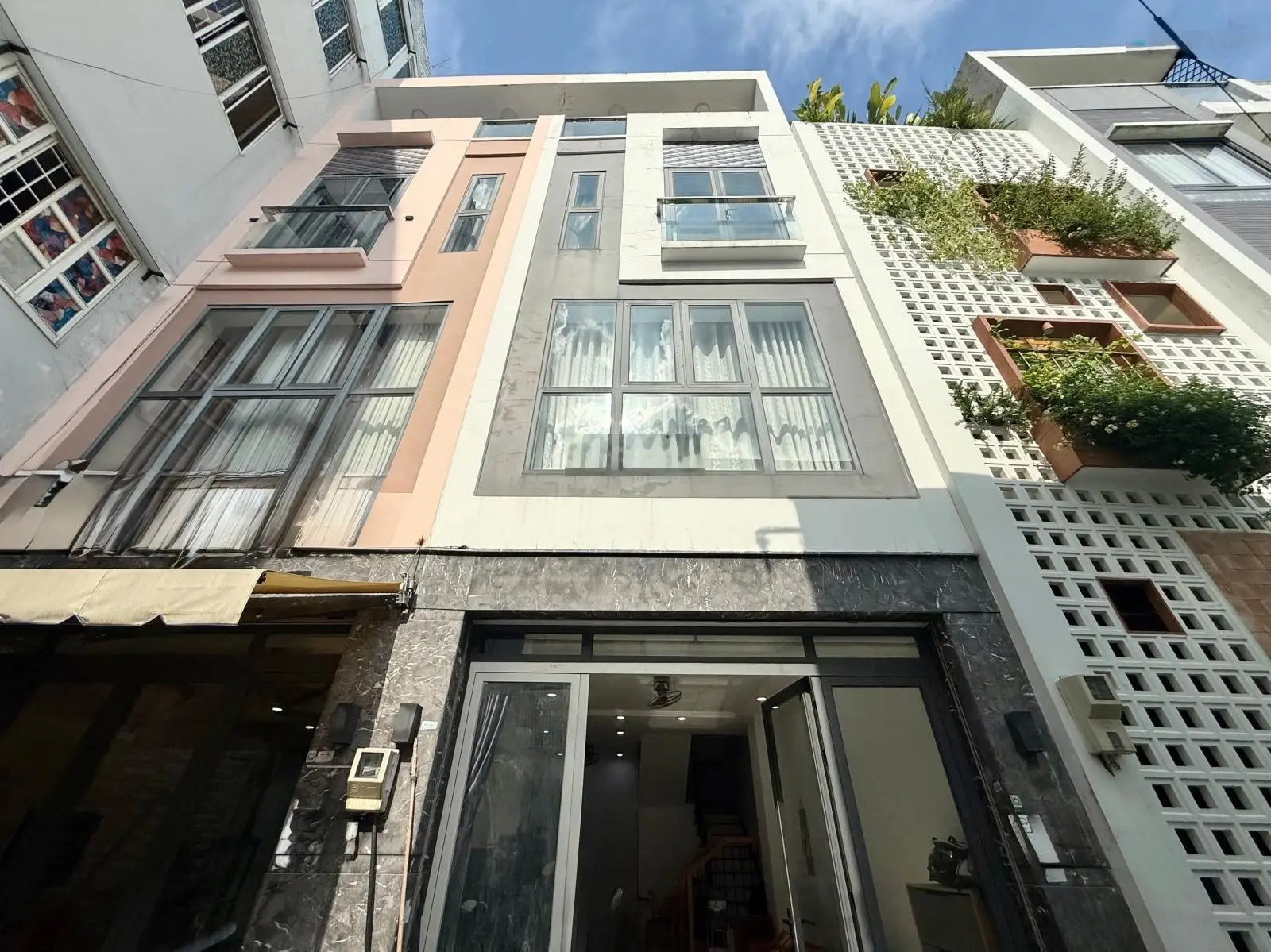 Chủ gấp bán trong tuần nhà đẹp nở hậu gần ngay sân bay, 5 tầng giá chỉ 8.199 tỷ thương lượng chủ.