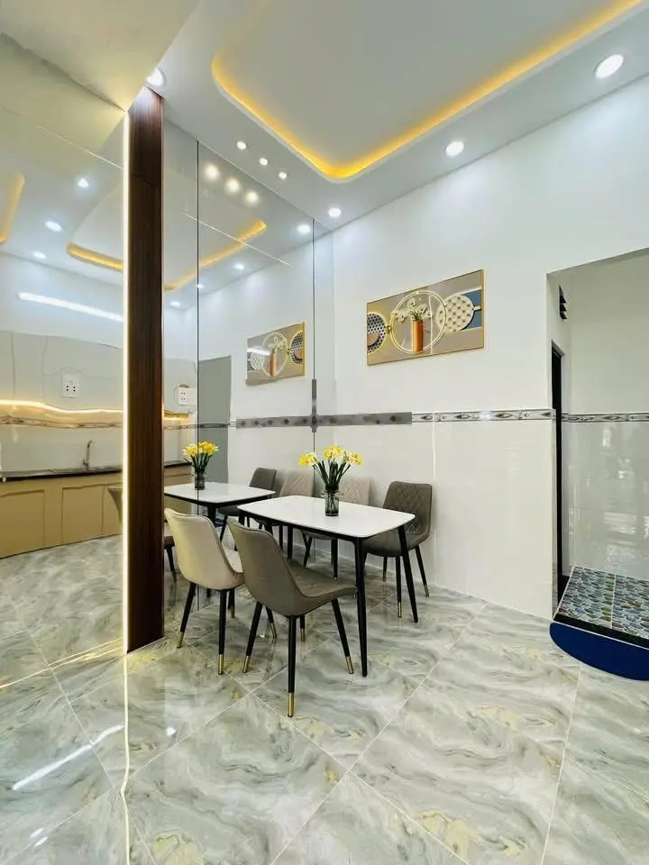 GIẢM MẠNH CHỈ CÒN 2TỶ850 Nhà Lê Thị Bạch Cát, P.11, Q.11. DT 52m2. Đang cho thuê 18tr/th HXH 6m SHR