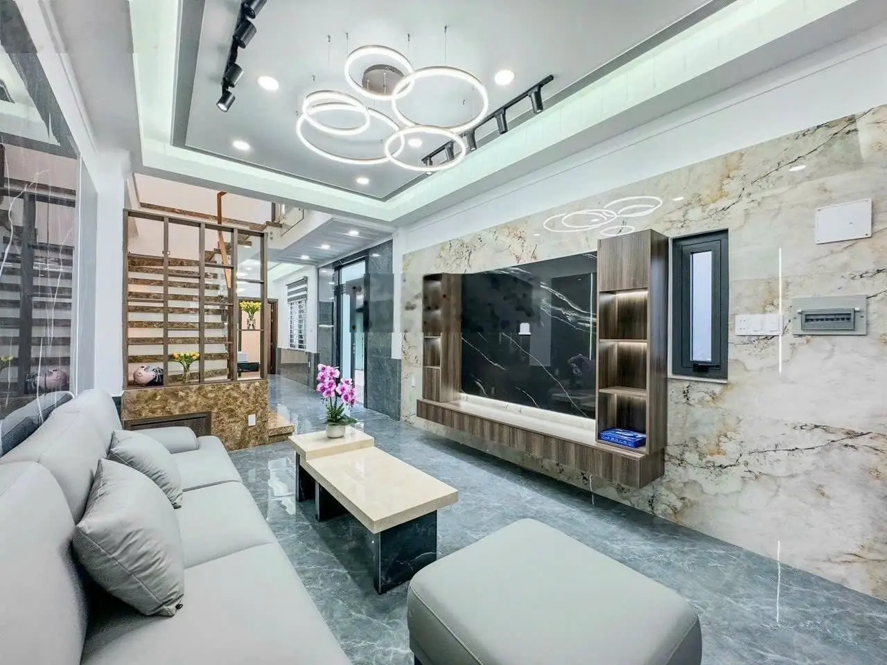 Bán nhà riêng 3 tầng, 4PN, 4WC, 61m2 (4,3*14,2)m, ngay hẻm Kỳ Đồng, P9, Q3 giá 3tỷ550 ổ sẵn cầm tay