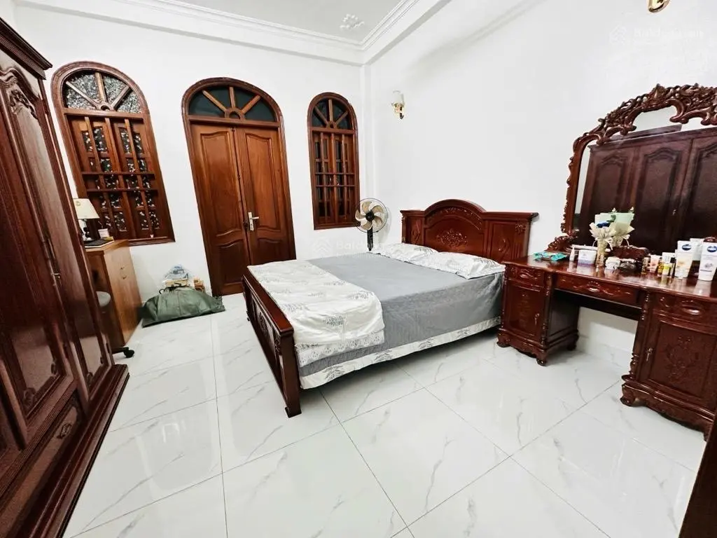 Gia đình bán gấp nhà Tân Mai, 42m2, 5 tỷ 4, gần ô tô gần phố, ngõ thông rộng, full nội thất