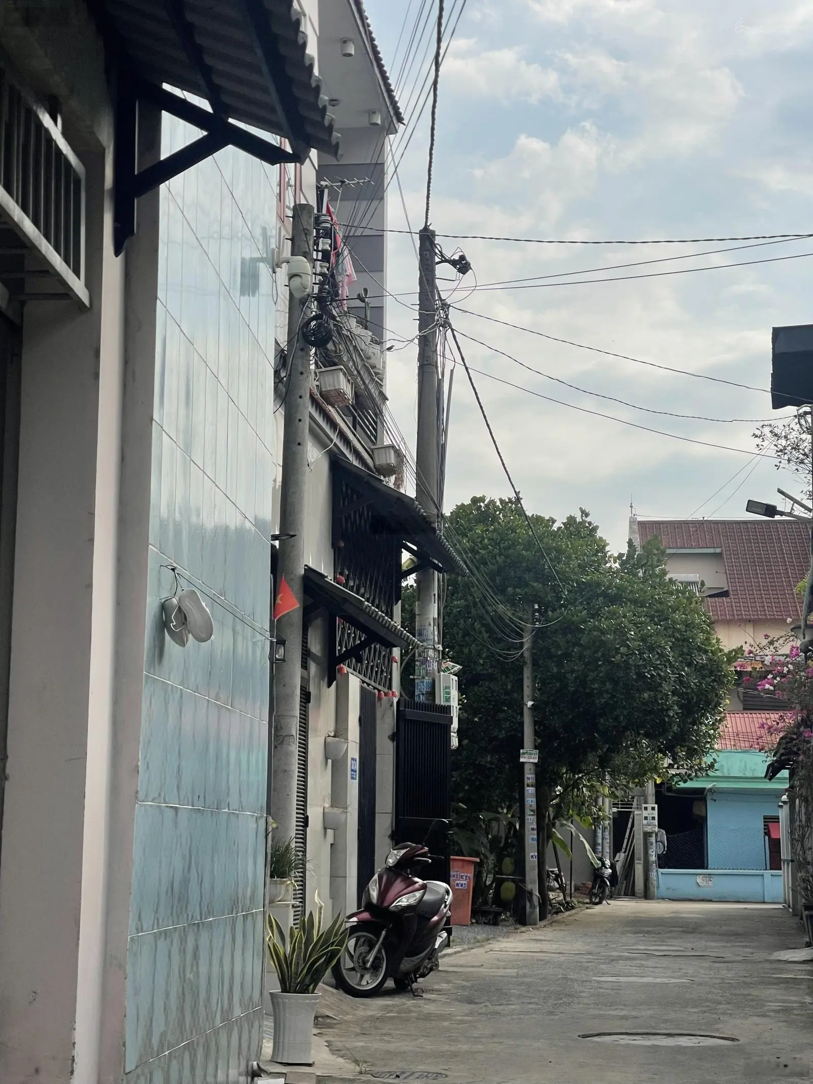 Kẹt bán gấp nhà đông hoà -dĩ an- 1 trệt 1 lầu-2pn- hẻm 5m- giá 2,95tỷ -lh 0975058869