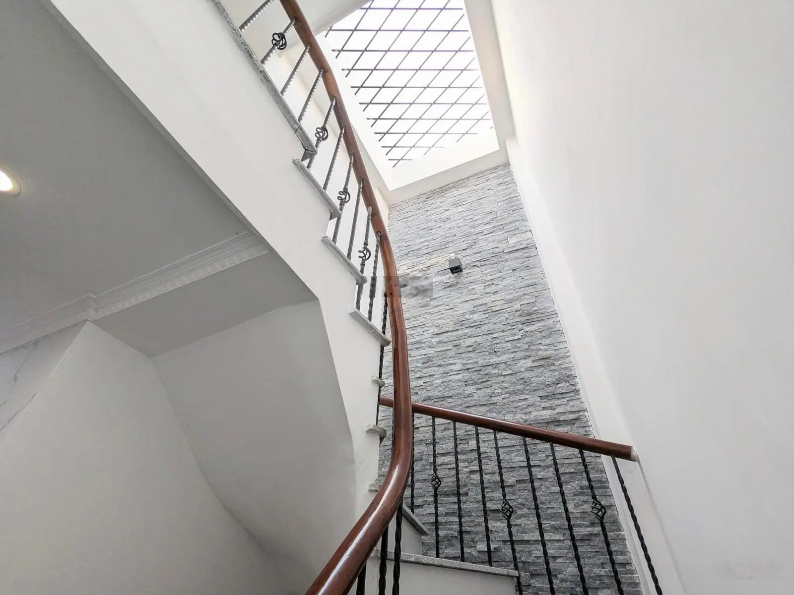 Bán gấp nhà mới nguyên tem phố Quốc Tử Giám Đống Đa 50M 6 tầng thang máy giá hơn 11 tỷ oto 10m