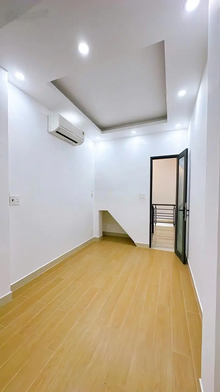 Bán nhà 2 phòng ngủ mặt tiền đường xe hơi quận 4