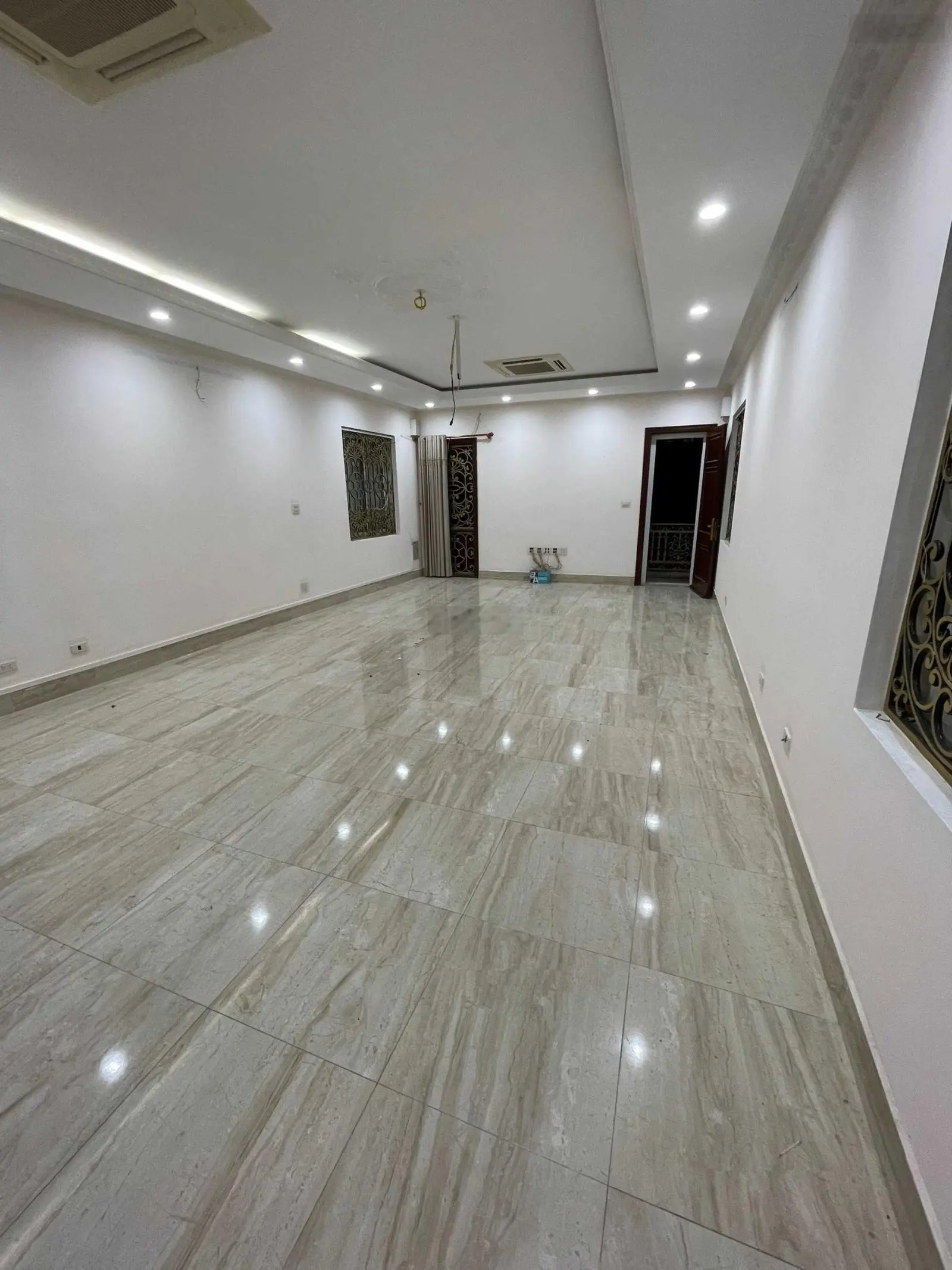 Chính chủ cần bán nhà phân lô Chùa Láng. DT 102m2x7 tầng thang máy. Dòng tiền tốt. Giá 35 tỷ