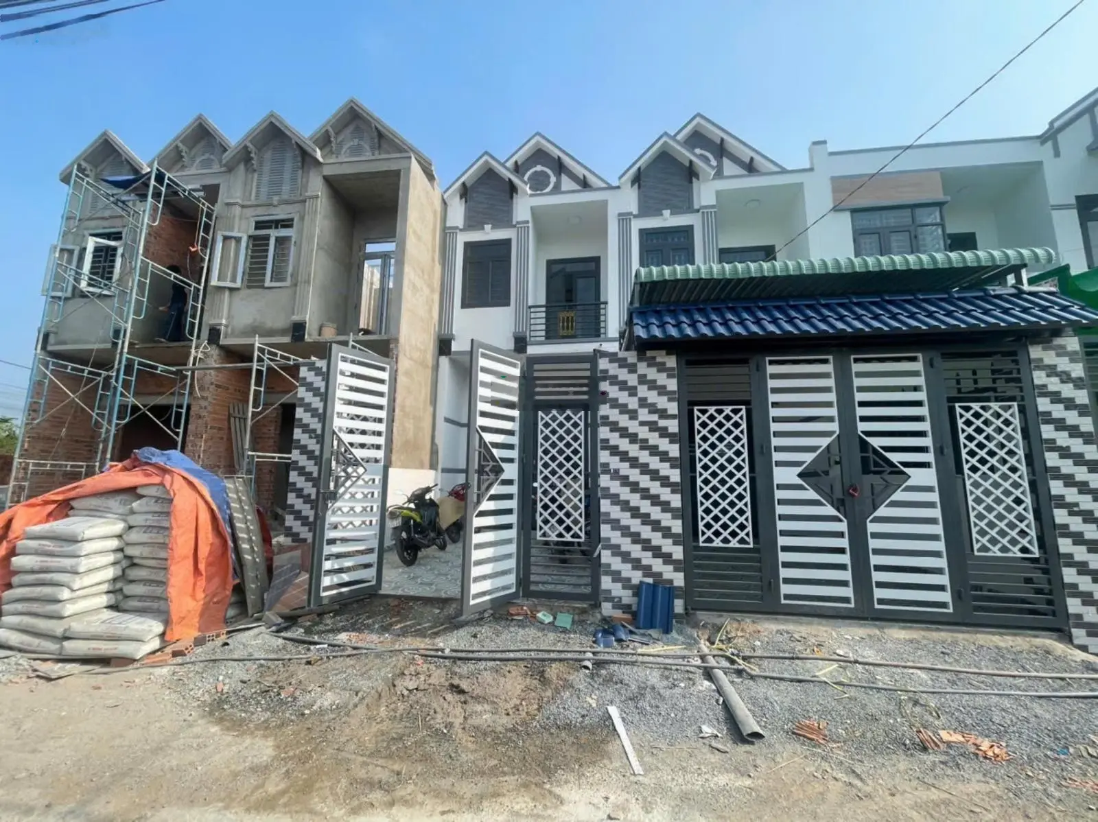 Nhà 1 trệt 1 lầu ngay khu dân cư Lavender, sổ riêng, ngân hàng hỗ trợ vay.