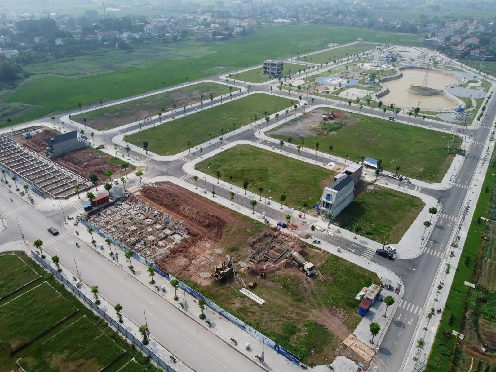 Bán gấp lô góc hai mặt tiền đối diện công viên và hồ điều hoà