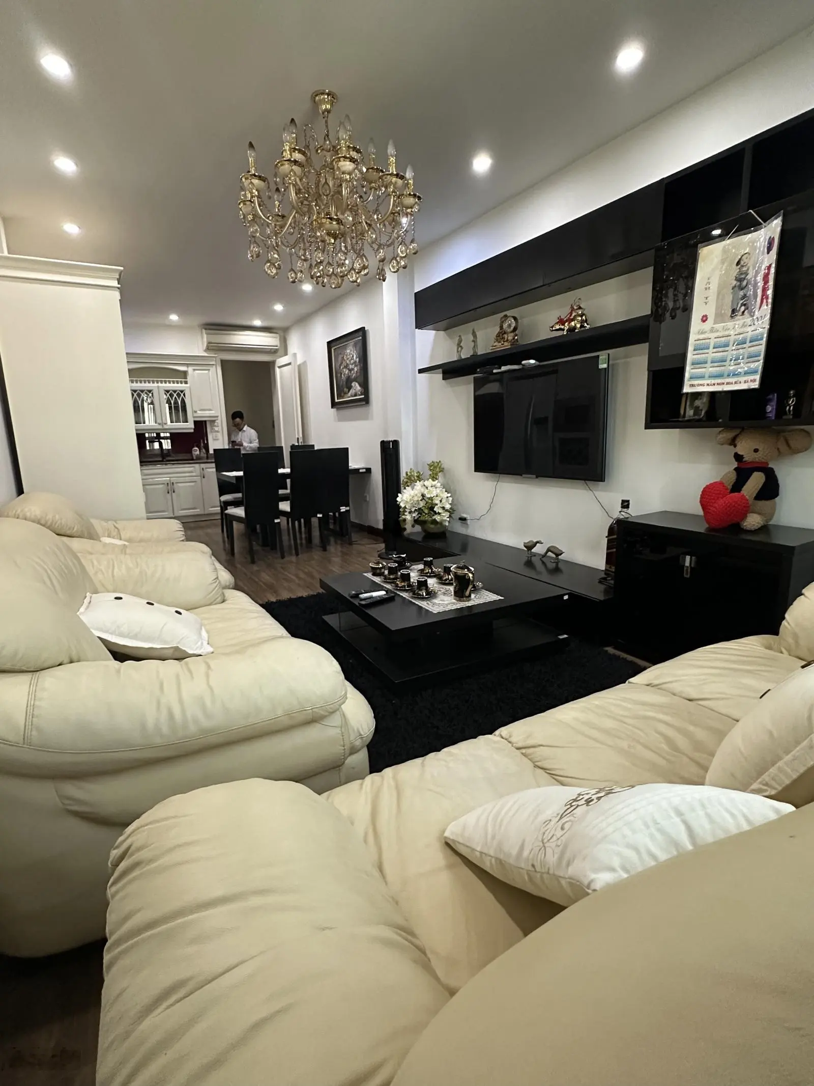 Mặt phố Hoàng Cầu 6 tầng thang máy vừa ở vừa cho thuê kinh doanh ổn định. Vỉa hè đá bóng