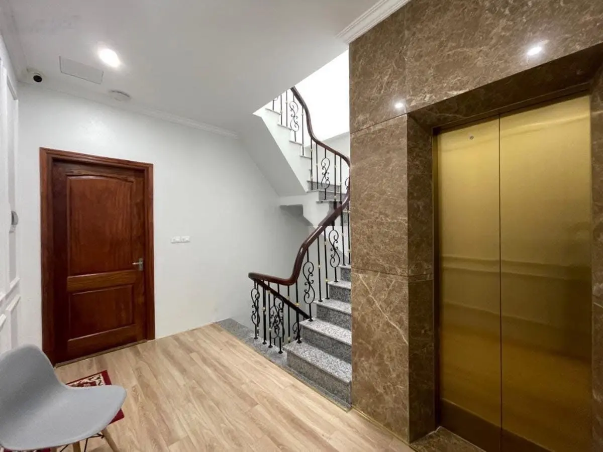 Hiếm! Nhà phân lô - ôtô - 6T thang máy - 50m2 - ngõ thông - kinh doanh - Lạc Long Quân. Nhỉnh 11 tỷ