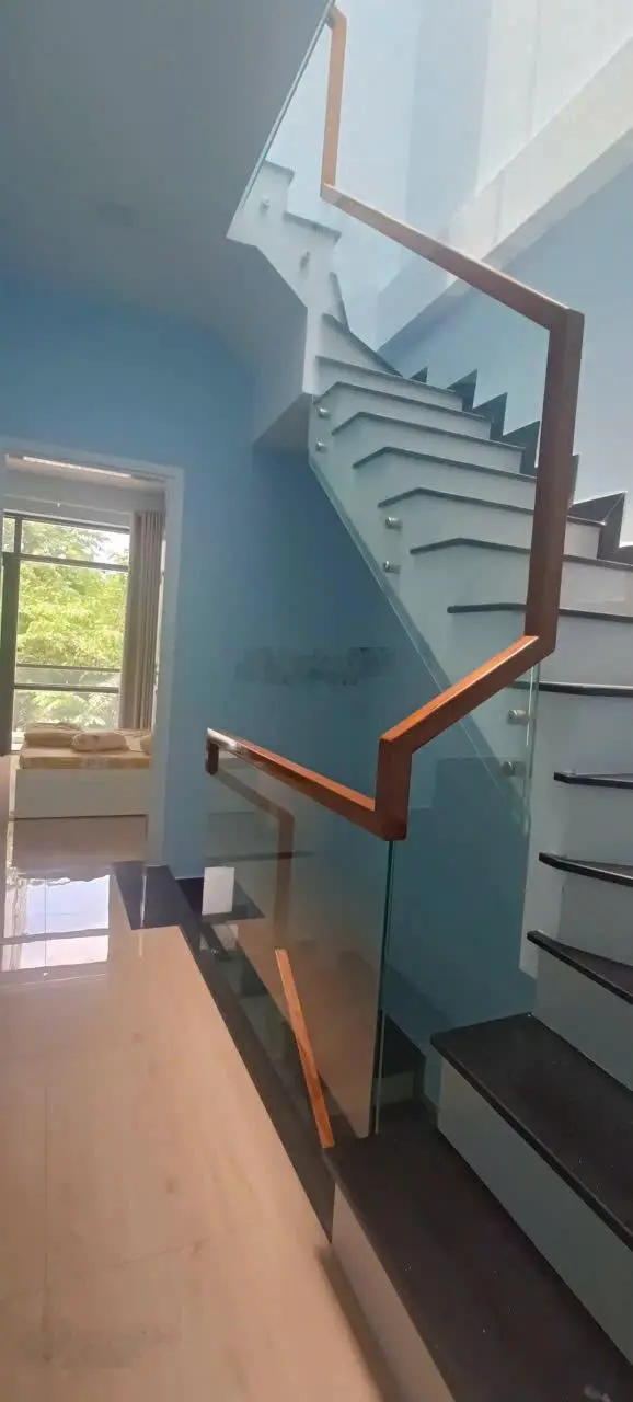 Nhà 3 tầng 70m2 đất, có sổ đỏ kđt vcn phước long ii chỉ 5.9 tỷ, vị trí đẹp gần ngã tư thông thoáng