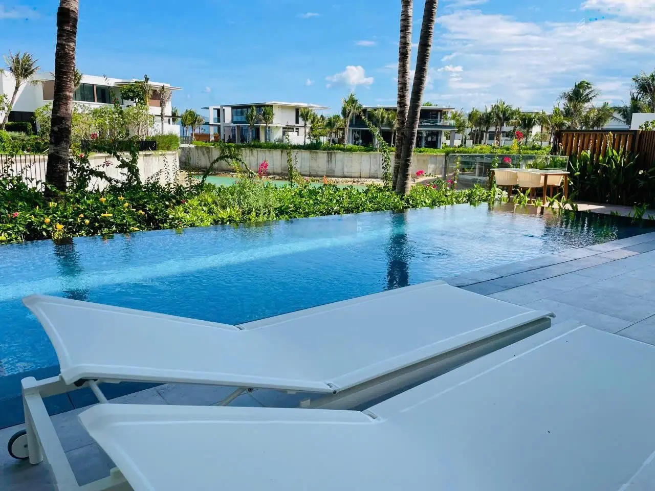 Mua Biệt Thự Gran Melia Nha Trang Tặng 1 Căn hộ 3 tỷ TT đến 8 năm, chia sẻ doanh thu 50% - hoặc ở.