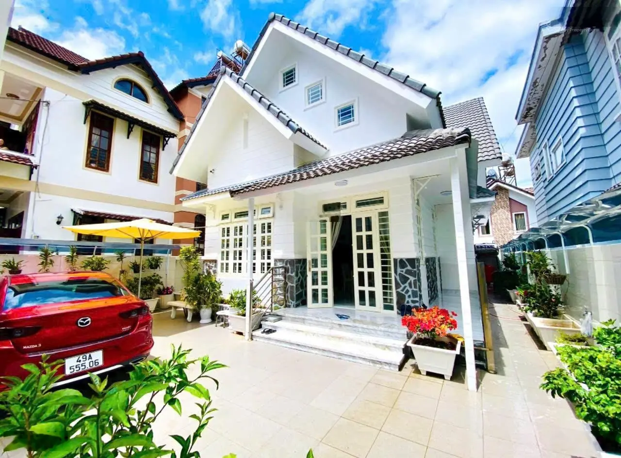 Hàng hiếm khu vực Giá chỉ 14 tỉ villa sân vườn, DT: 200m2 (10m x 20m), đường Cô Giang, P9, Đà Lạt