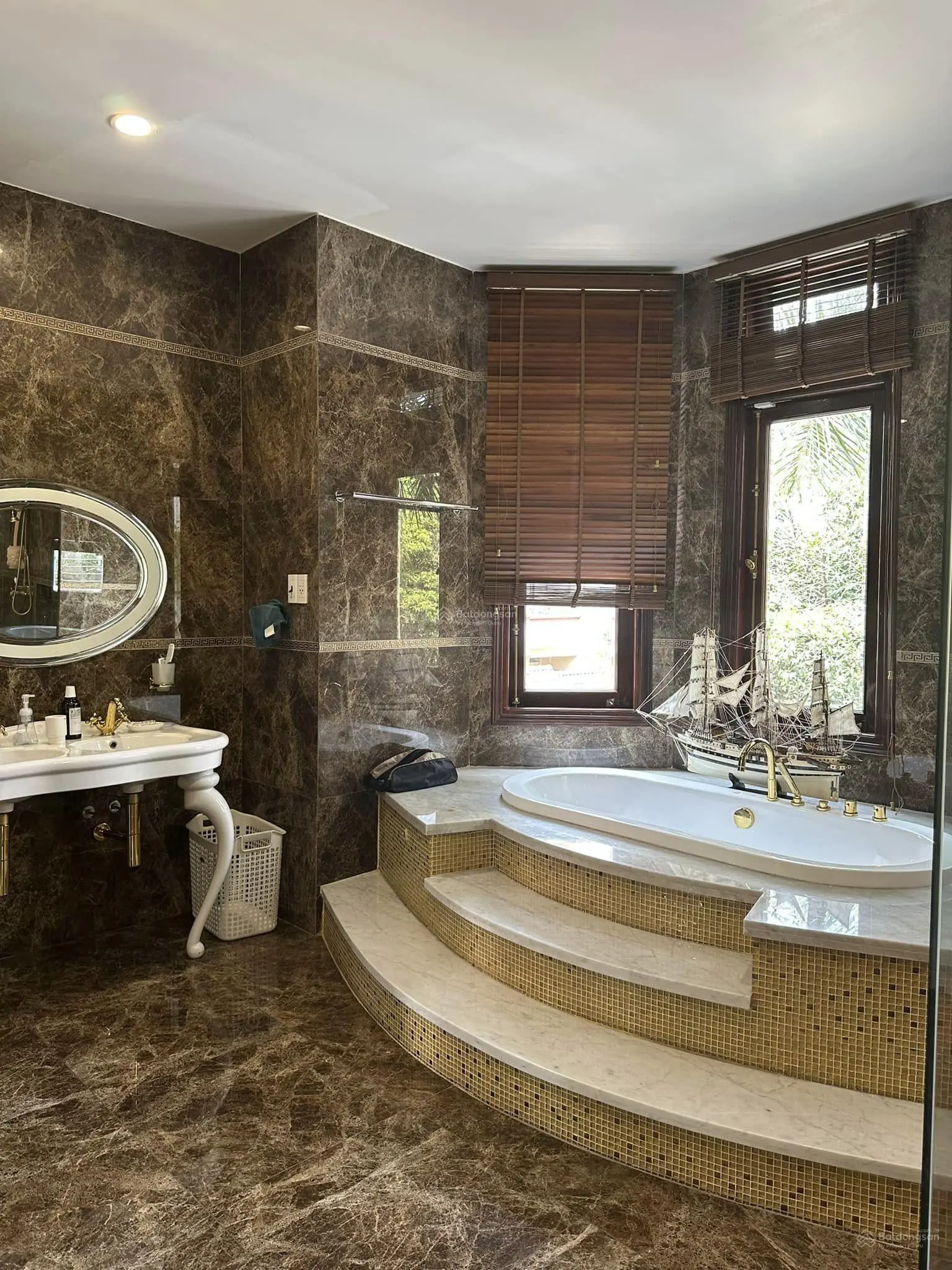 Biệt thự Trần Não Q2, lô góc 2 mặt thoáng, 360m2, 4 tầng, thang máy, tặng toàn bộ nội thất