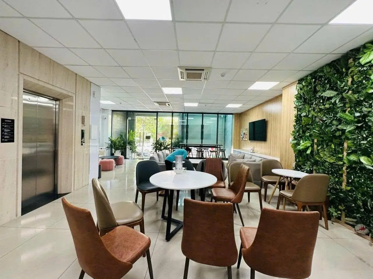 Bán căn góc 2 mặt tiền đường Hoàng Hoa Thám, P5, Bình Thạnh. DT 9.6 x 23m. Trệt 5 lầu. Giá 27.5 tỷ