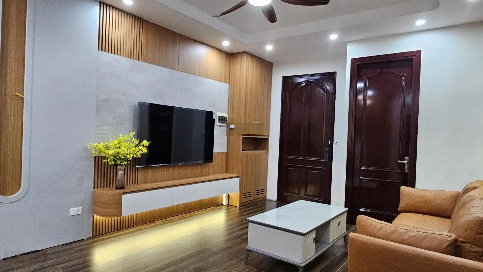 Nhà em muốn bán căn hộ 3PN-2WC, DT 107m2 ở toà 18T1-THNC, bàn giao full nội thất, sổ đỏ