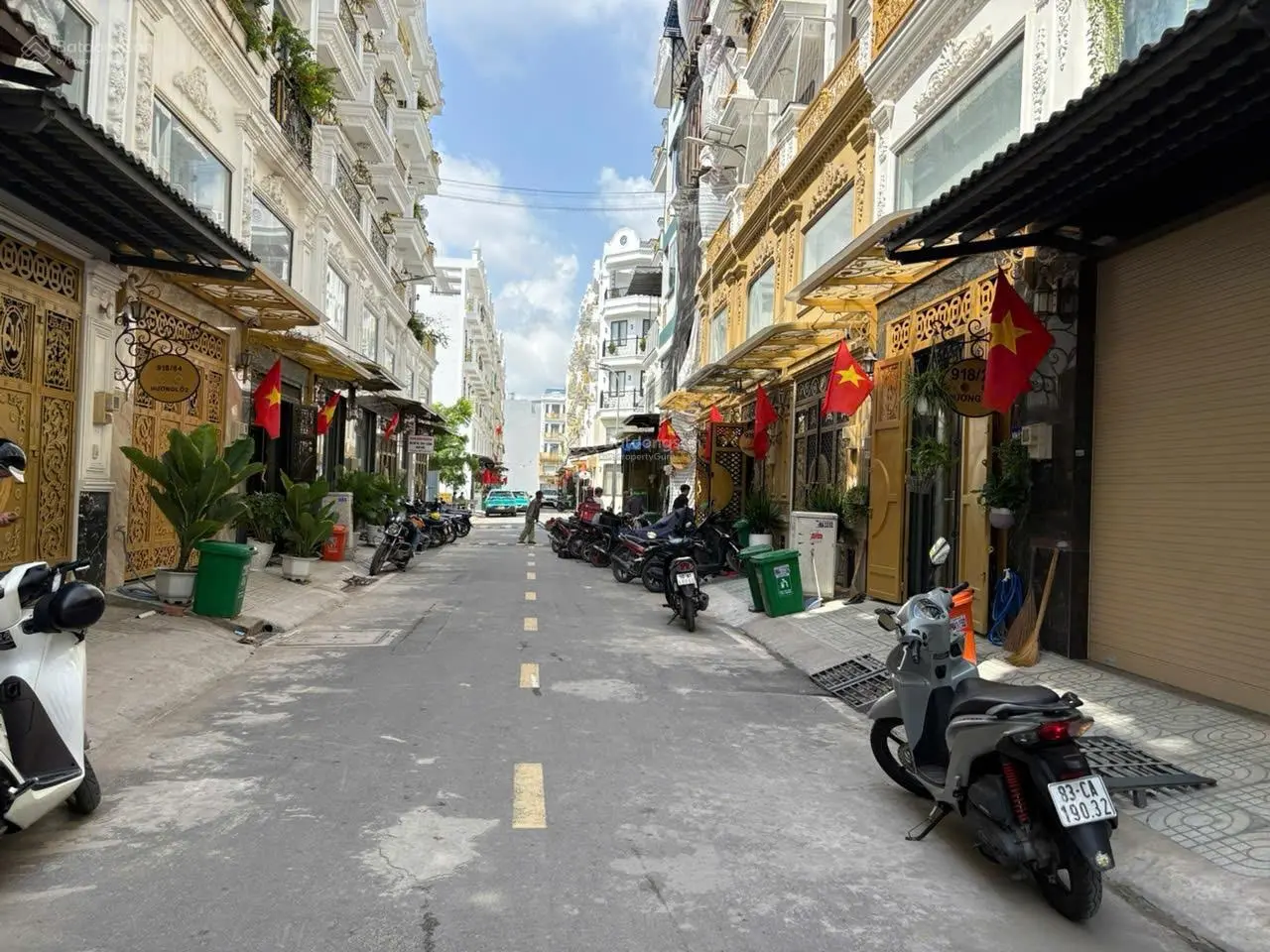Bán nhà cao tầng KPL đồng bộ Hương Lộ 2 đối diện công viên 4 x 14.4m (DT: 57m2) lửng + 3 lầu, ST