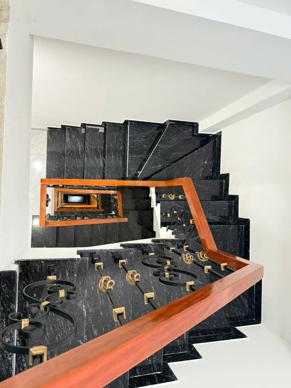 Tôi cần bán căn nhà số 28 ngõ 438 Ngọc Thụy 6 tầng mới, lô góc gara ôtô, thang máy, full đồ, 13.9tỷ