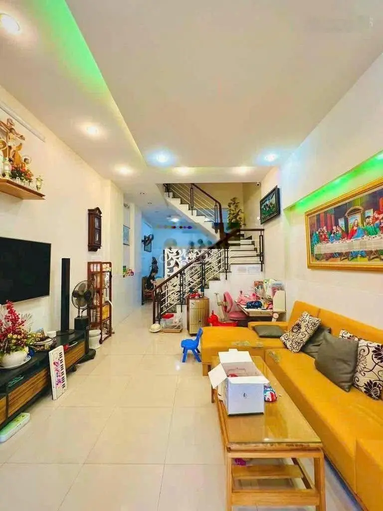 Hàng ngộp - Nhà 3 lầu đường 5m khu dân chí, gần Hoàng Diệu 2 trường ĐH Ngân Hàng