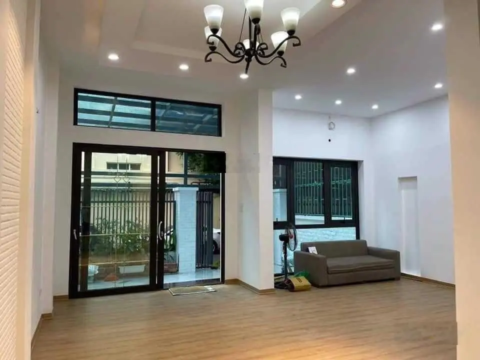 Bán biệt thự sân vườn Cầu Giấy, 106m2, 4 tầng thang máy, gara ô tô, vỉa hè rộng, 23.8 tỷ