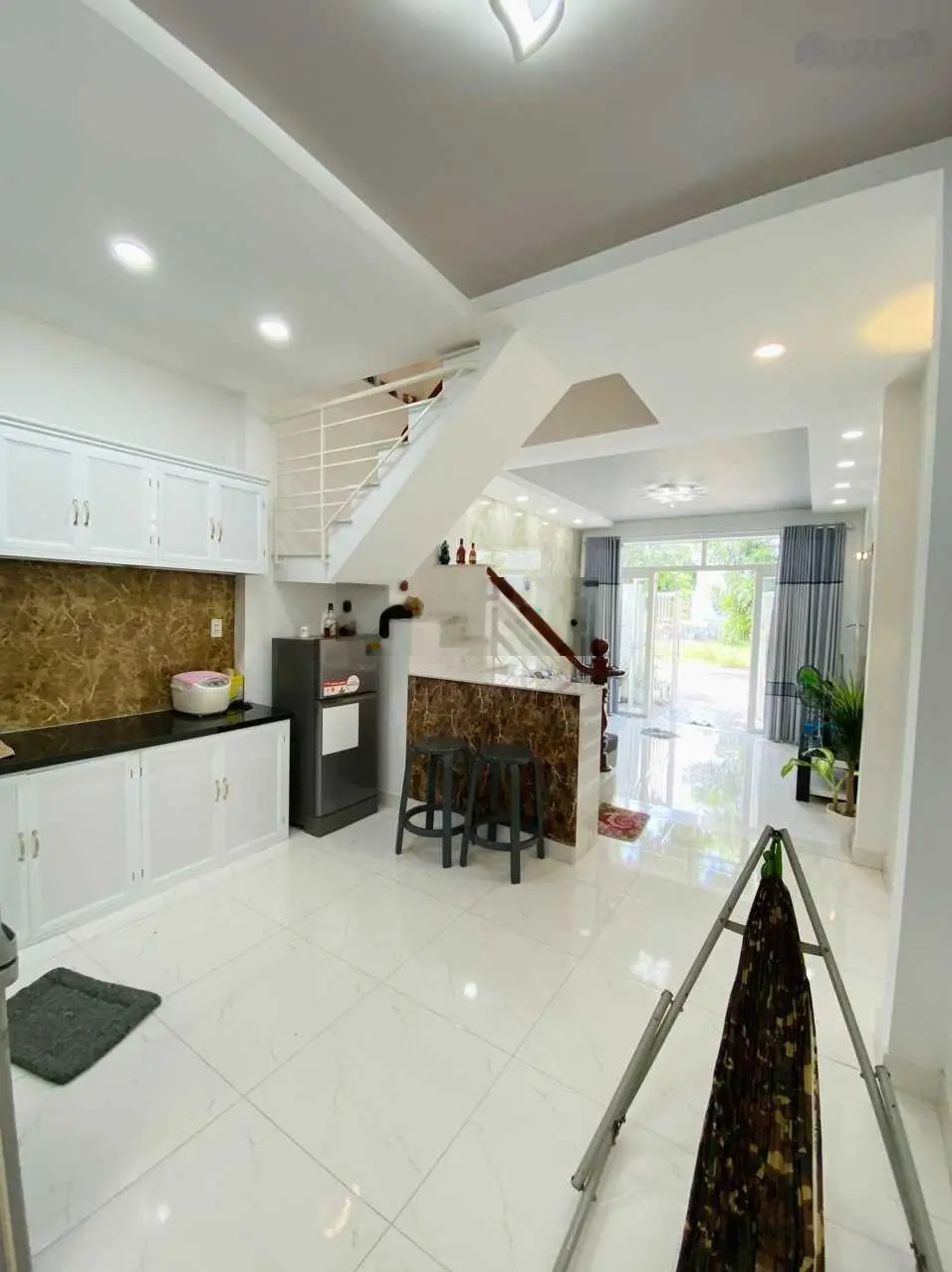 Bán nhà đẹp gía rẻ nhà 1 trệt 1 lầu sổ hồng riêng đúc thật 100% gía rẻ nhất khu tặng nội thất