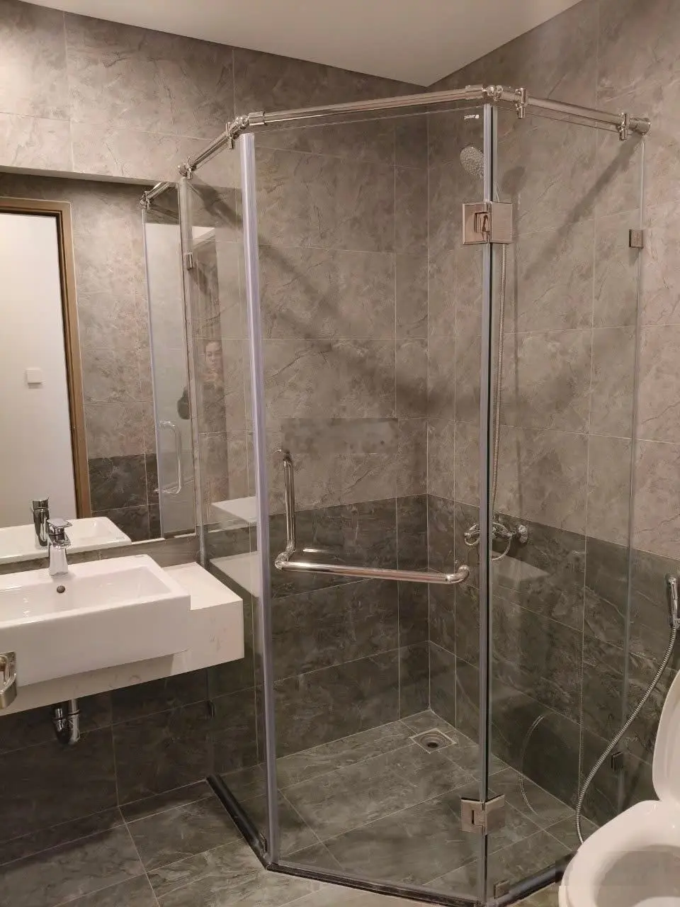 Chính chủ cần bán căn 2N2VS 53m2 full đồ , toà P1 tầng trung hướng tây nam view bể bơi,quảng trường