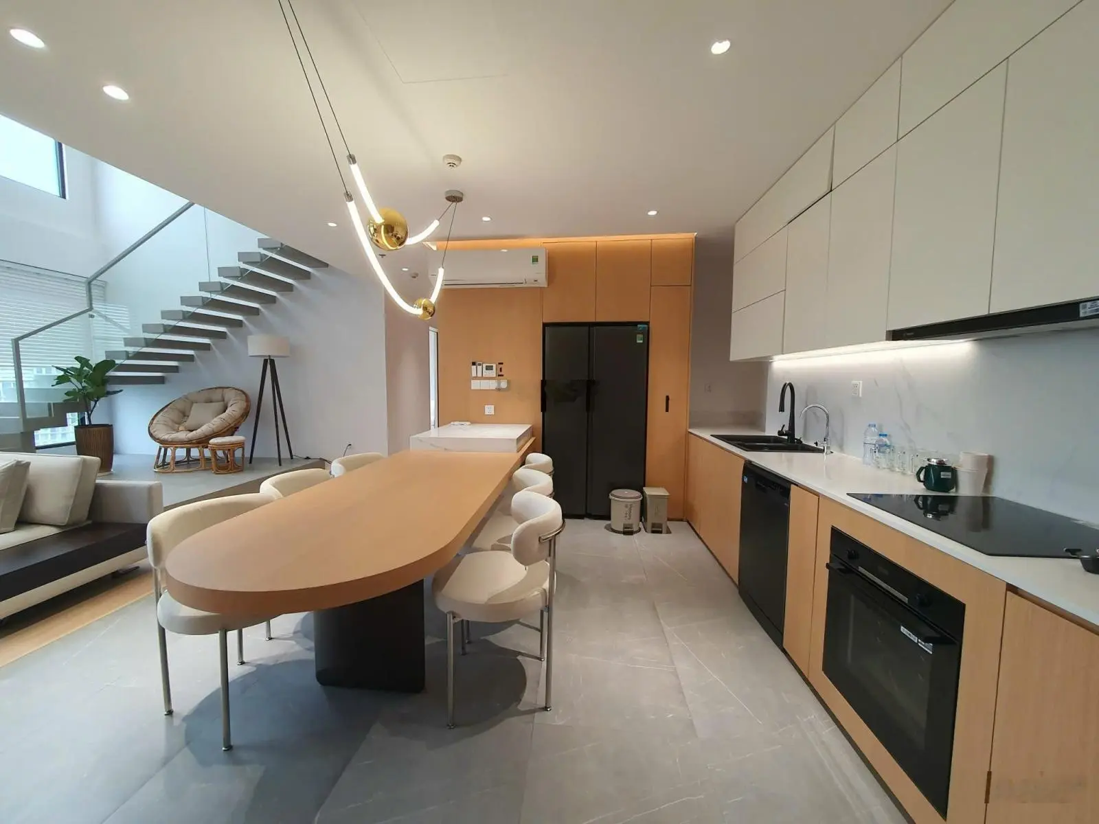 Bán Duplex góc siêu đẹp, mặt Đông Nam view Biệt thự đảo Ecopark, full nội thất xịn sò mới 100%