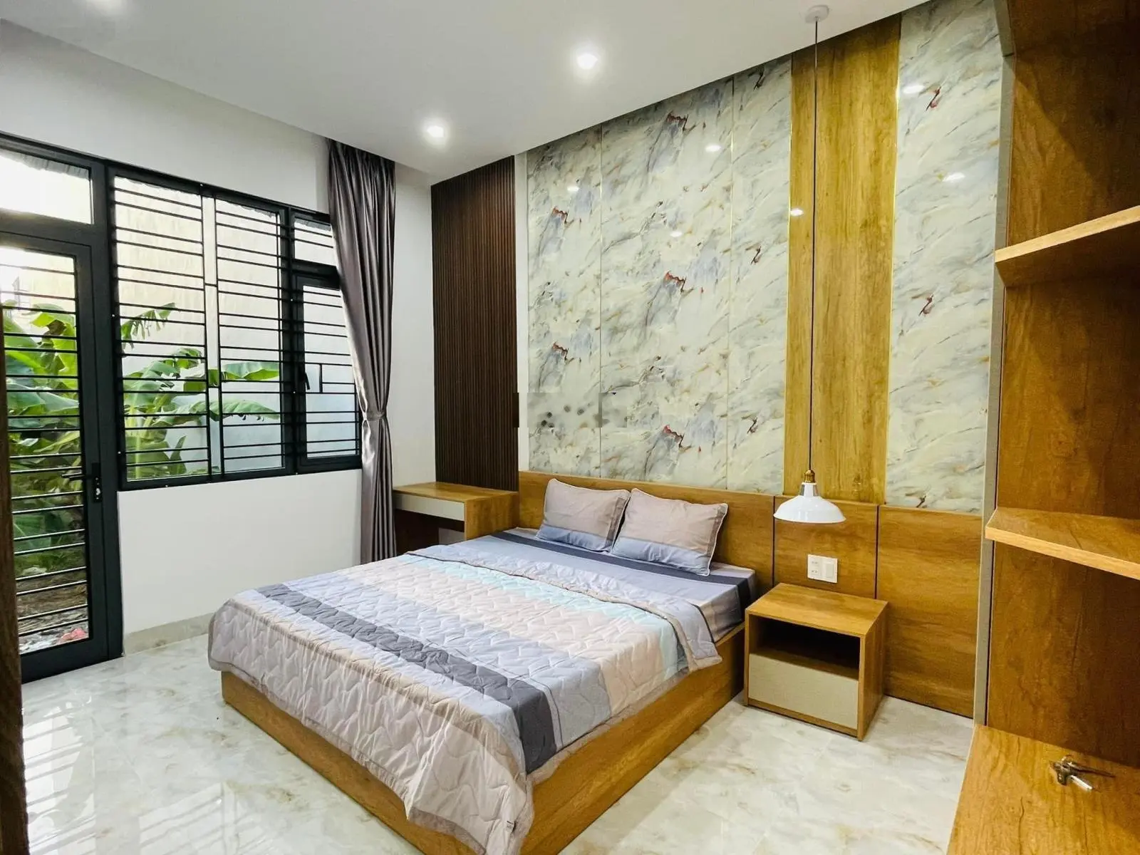 Cc bán tòa căn hộ 5 tầng gần đỗ thế chấp 2 mặt tiền. Diện tích 318 m2. 25 phòng. Giá 40 tỷ.
