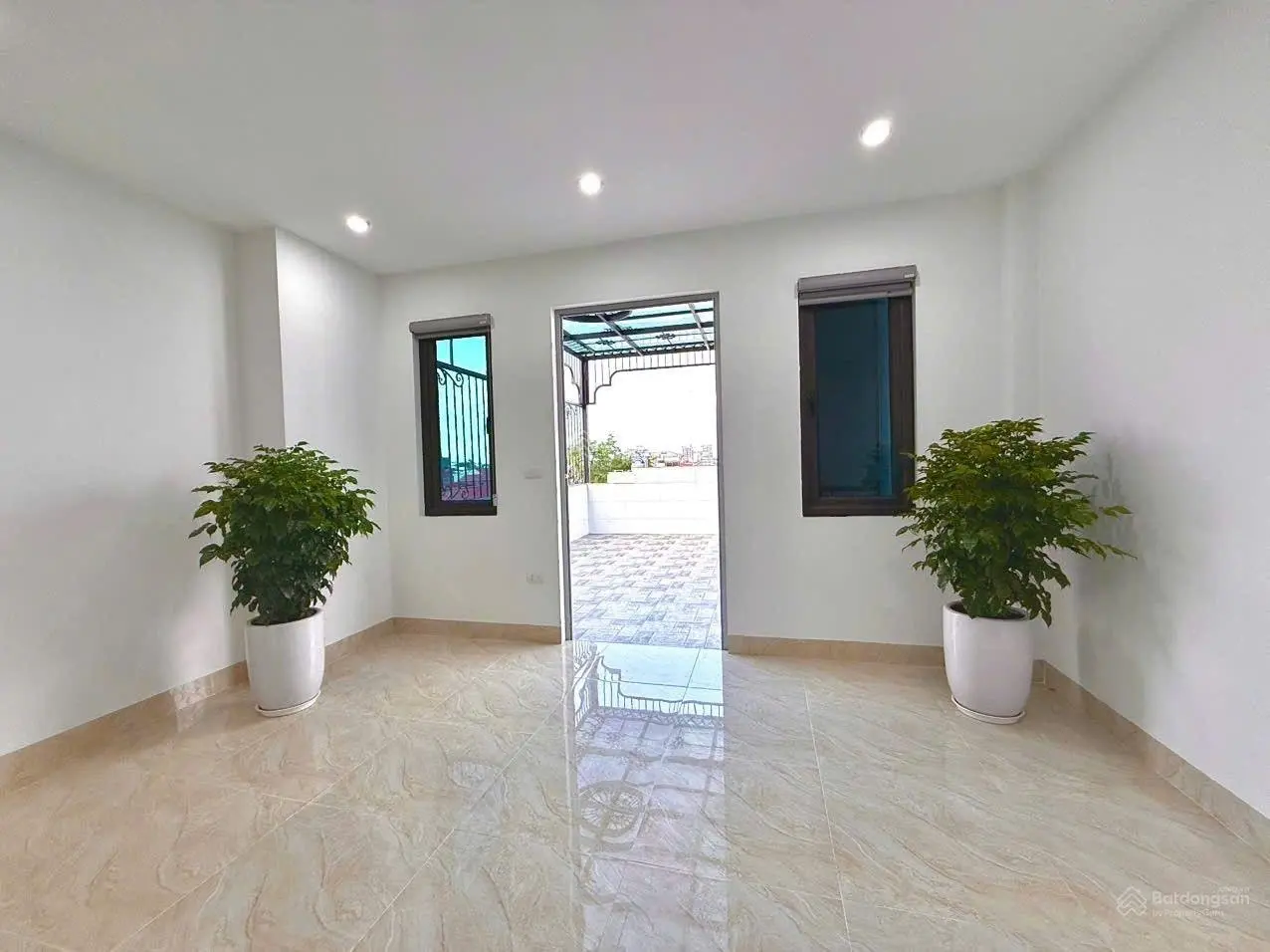 Tôi cần bán căn nhà số 28 ngõ 438 Ngọc Thụy 6 tầng mới, lô góc gara ôtô, thang máy, full đồ, 13.9tỷ