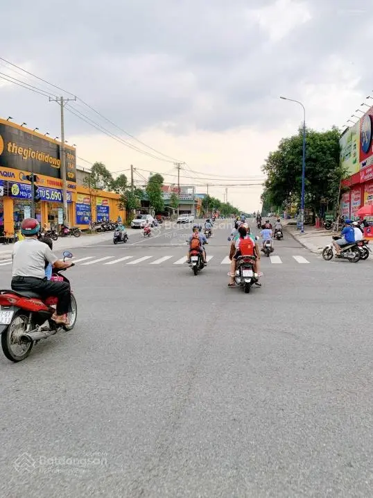 Tôi cần tiền bán gấp lô đất gần sát QL13, gần trường ĐH Việt Đức