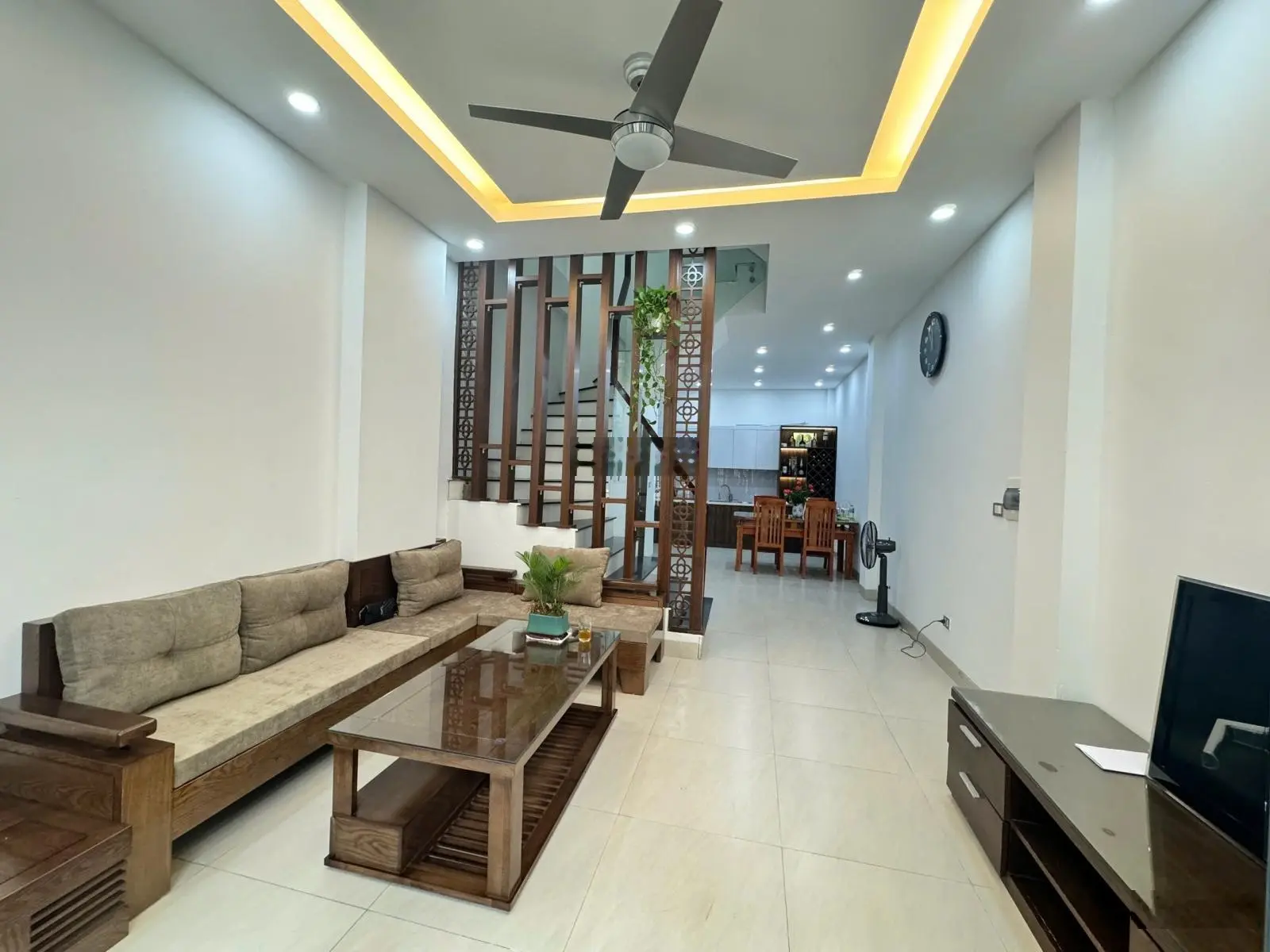 Bán nhà Ngọc Thụy 3 thoáng 40m2 xây 5 tầng dân xây đẹp tỉ mỉ với 6 phòng ngủ chỉ có 5.8 tỷ