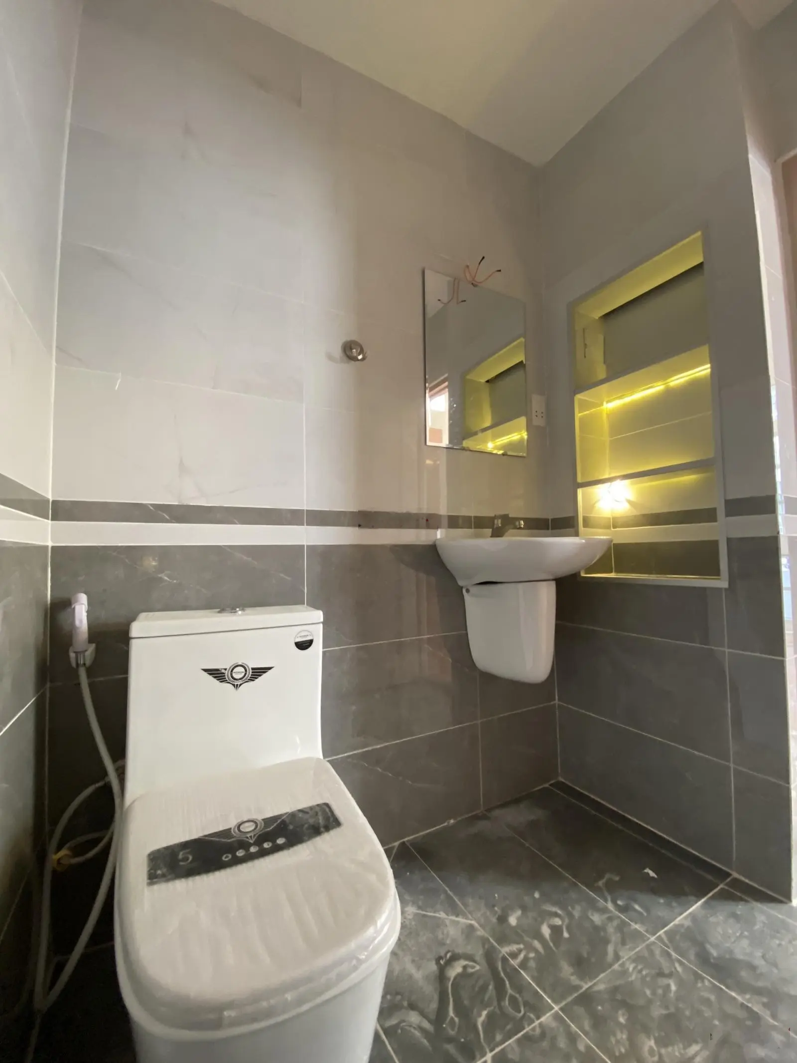 Bán nhà HXH 8m, đường Nguyễn Bặc, phường 3, Q.TB, ngang 4 x 7 dài, 1 trệt, 1 lầu, 2 phòng ngủ. 1 WC