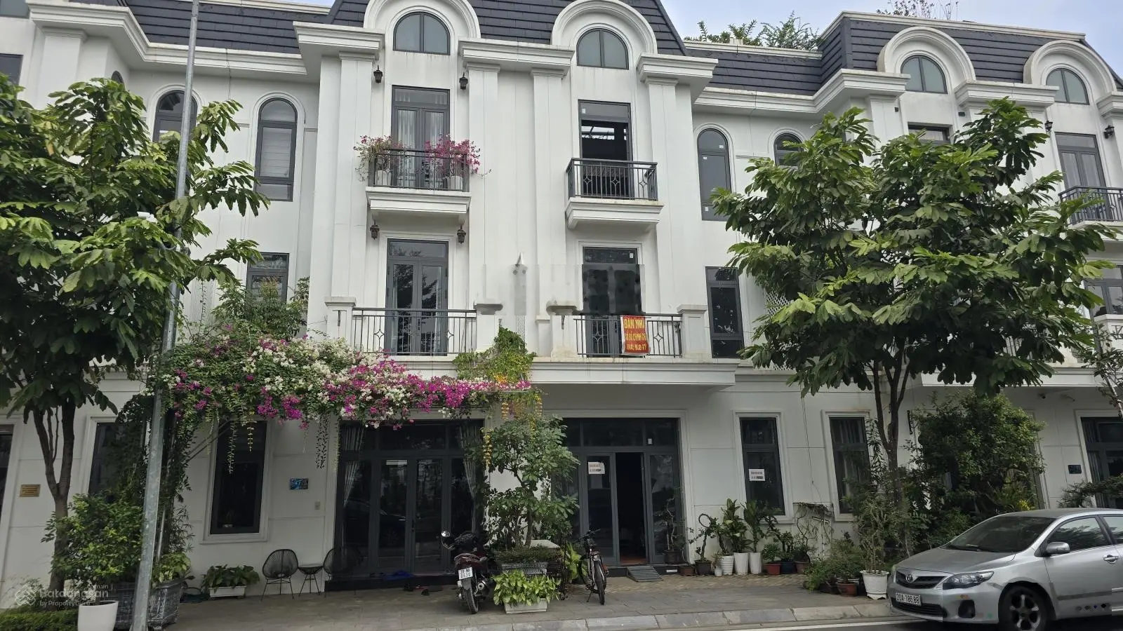 Do chuyển sang Đức sinh sống.Chính chủ em cần bán gấp 2 căn LK vị trí vip nhất tại KĐT Crown Villas