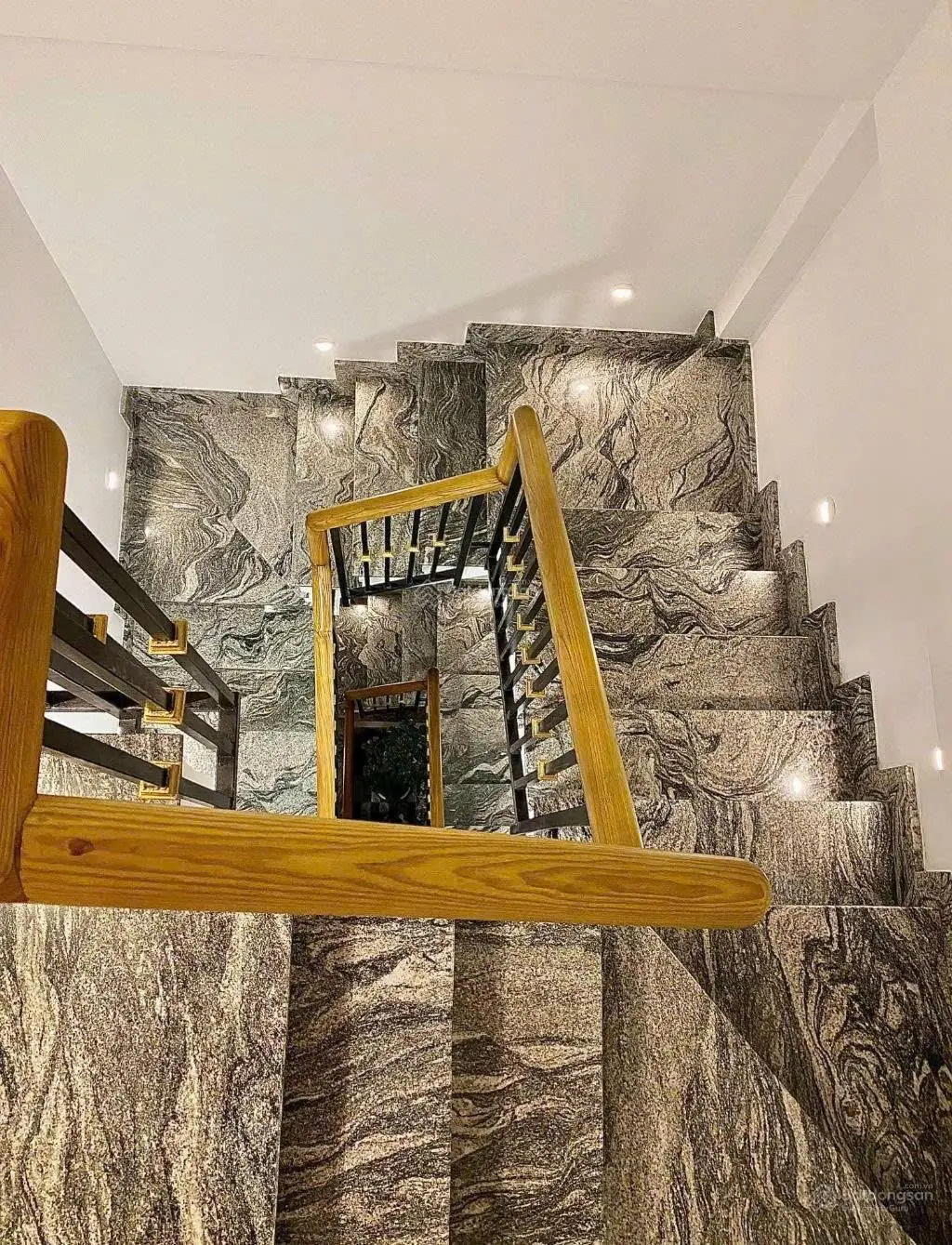 Sát mặt tiền nguyễn thần hiến - nhà 3 tầng + sân thượng, diện tích 35m2