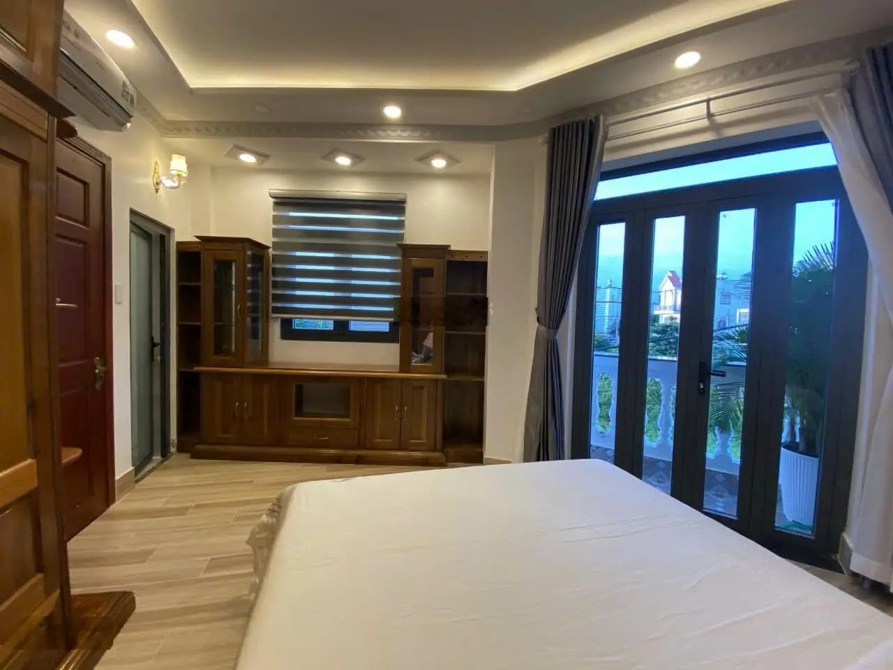 Căn gốc full nội thất gỗ tự nhiên trung tâm thị trấn
