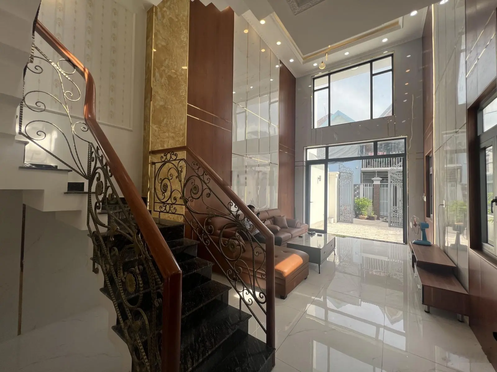 Bán nhà ngay chợ hiệp bình, 100m ra phạm văn đồng, 6x19m: trệt+ lửng+ 2 lầu+ sân thượng, ở ngay