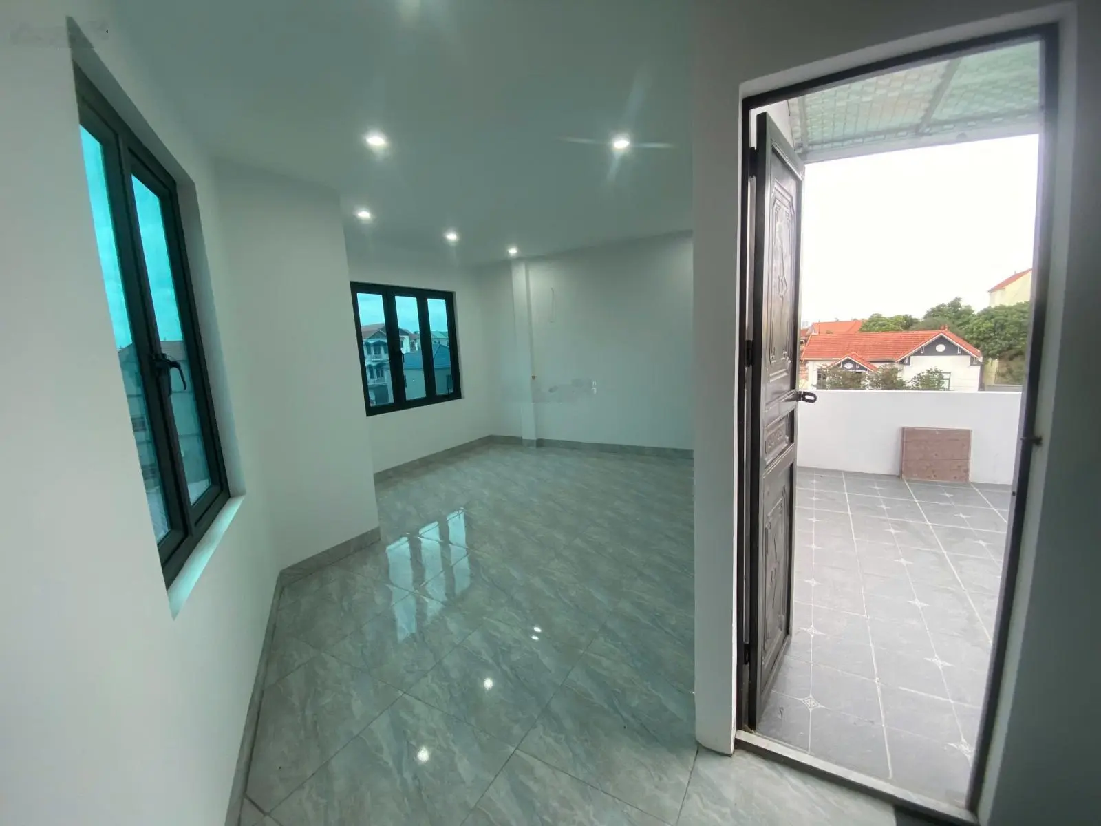 Nhà độc lập 4t*40m2.mặt ngõ có thể kd.sân chơi siêu rộng trước nhà,ô tô đỗ ngày đêm.ở khutrung tâm