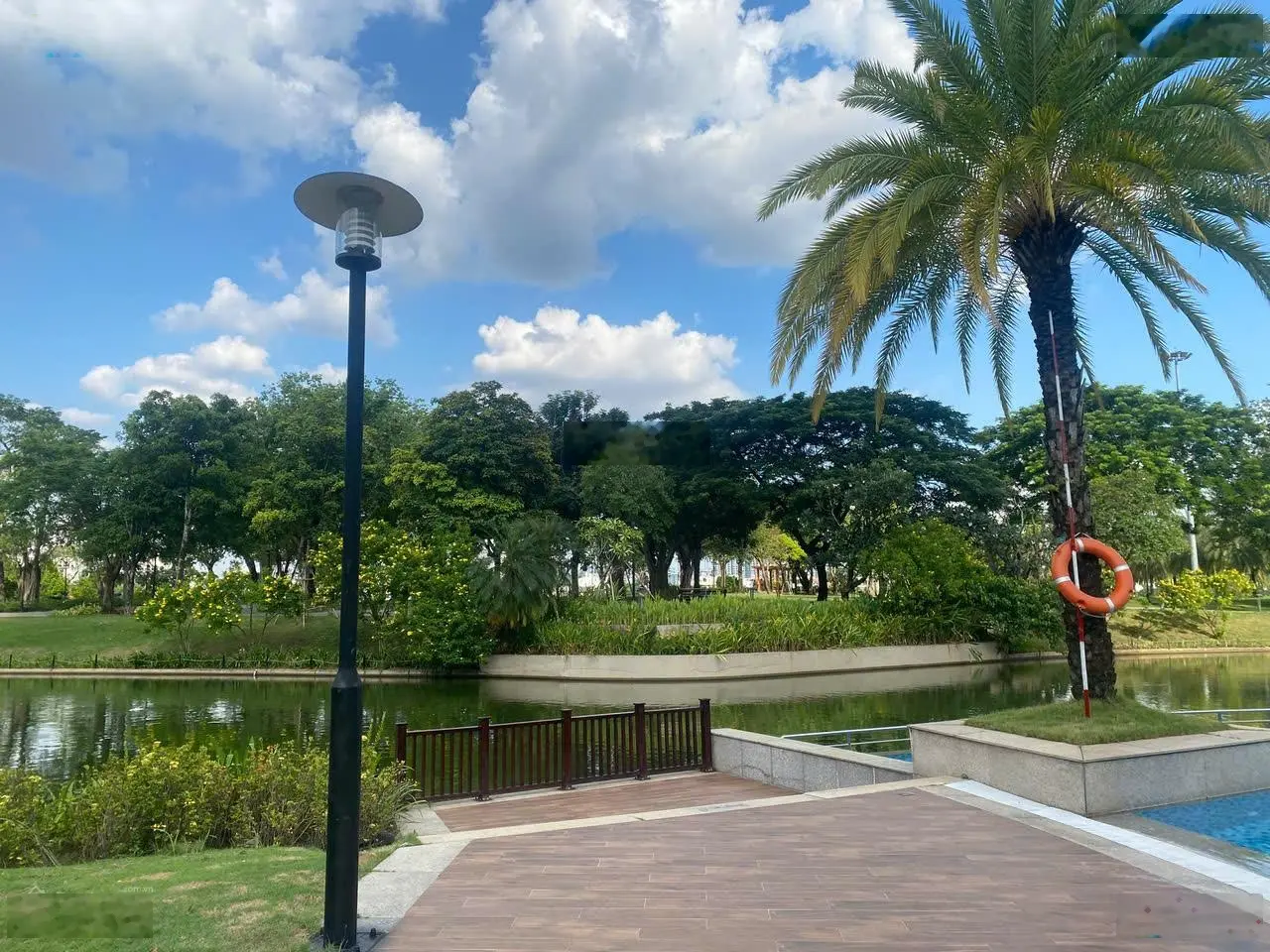 Chuyển nhượng biệt thự Vinhomes 600m2 đất hầm 4 tầng view sông mới 100%
